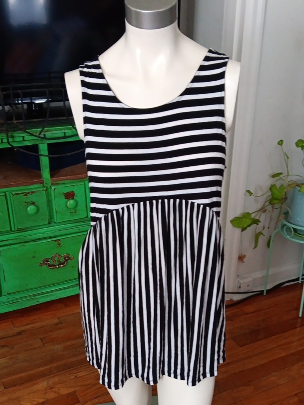 Time and Tru Black & White Striped Sleeveless Tunic (Maternity)